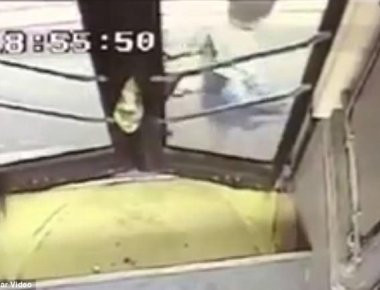 Κίνα: Η στιγμή που σχολικό παρασύρει 11χρονο μαθητή για 33 μέτρα (βίντεο)